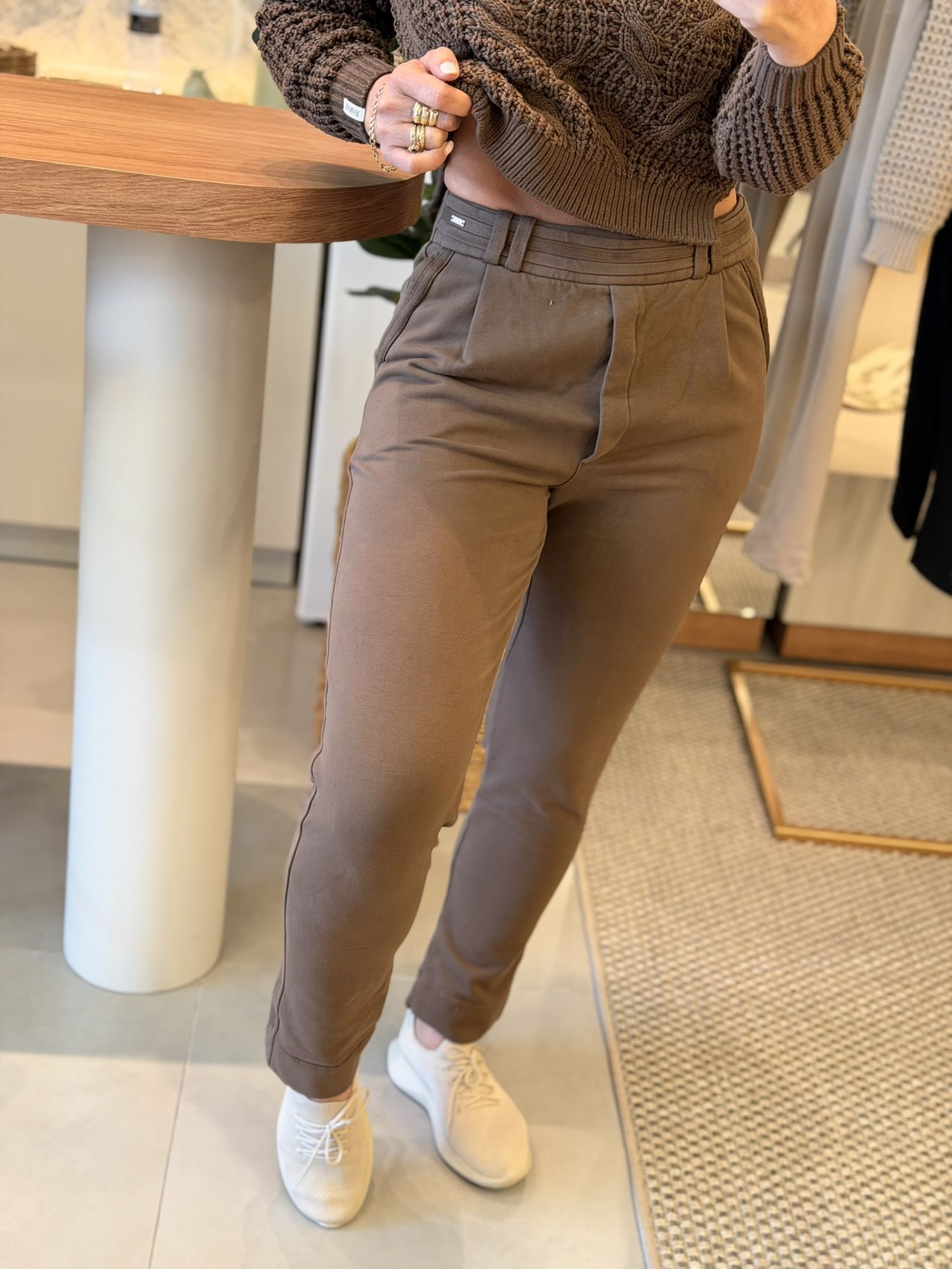 Calça Biamar Com Detalhe No Cós Elástico Na Cintura Marrom 0801 