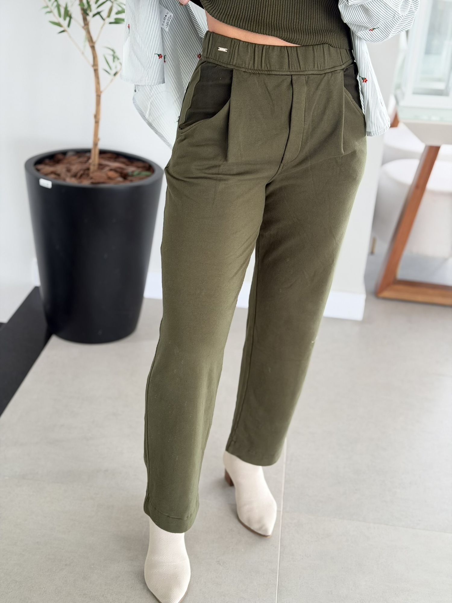 Calça Biamar Reta Em Moletom Com Detalhes Em Cotelê Verde Oliva 1001