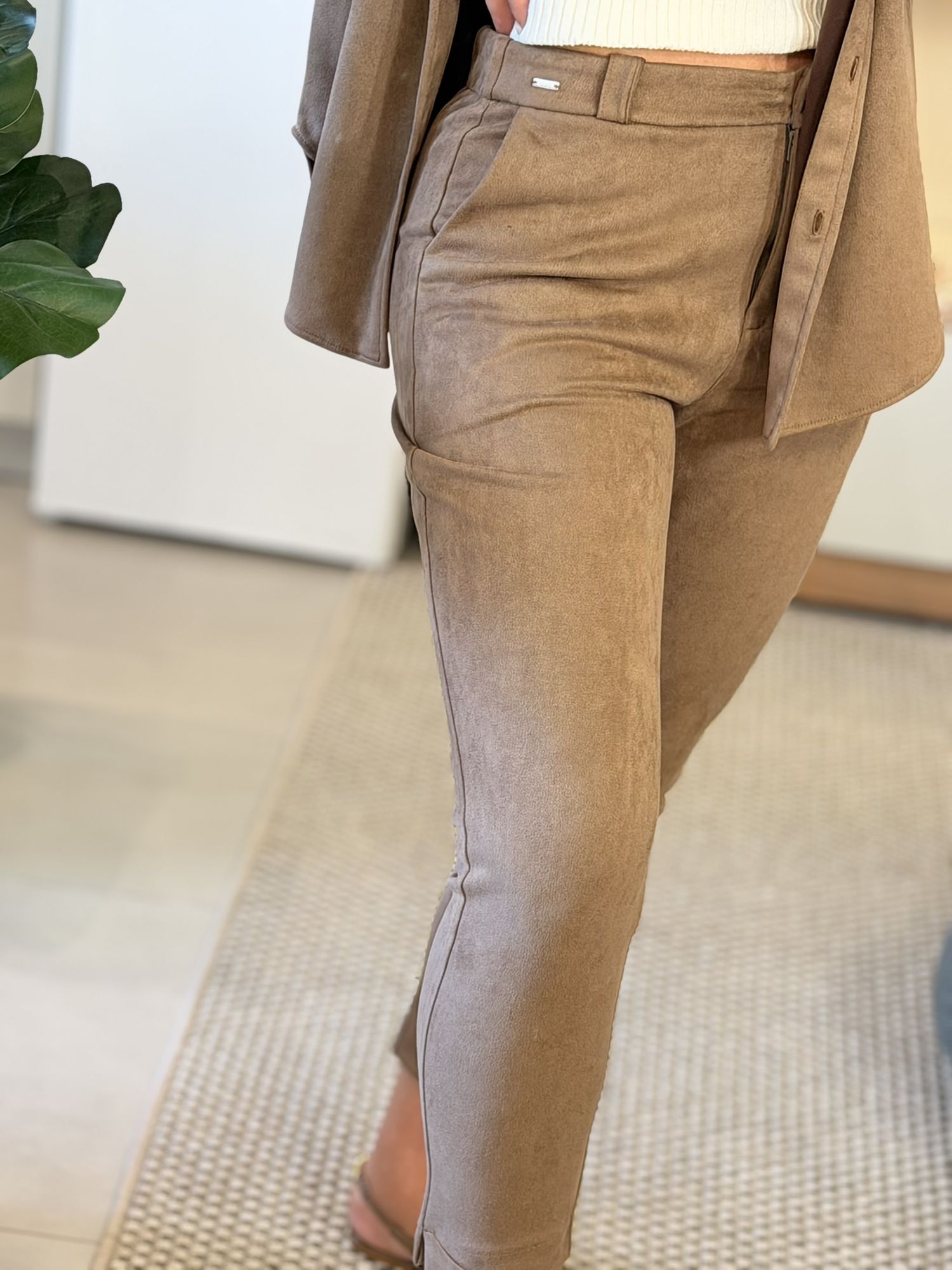 Calça Biamar Em Camurça Com Bolsos Faca E Elástico Marrom 1201