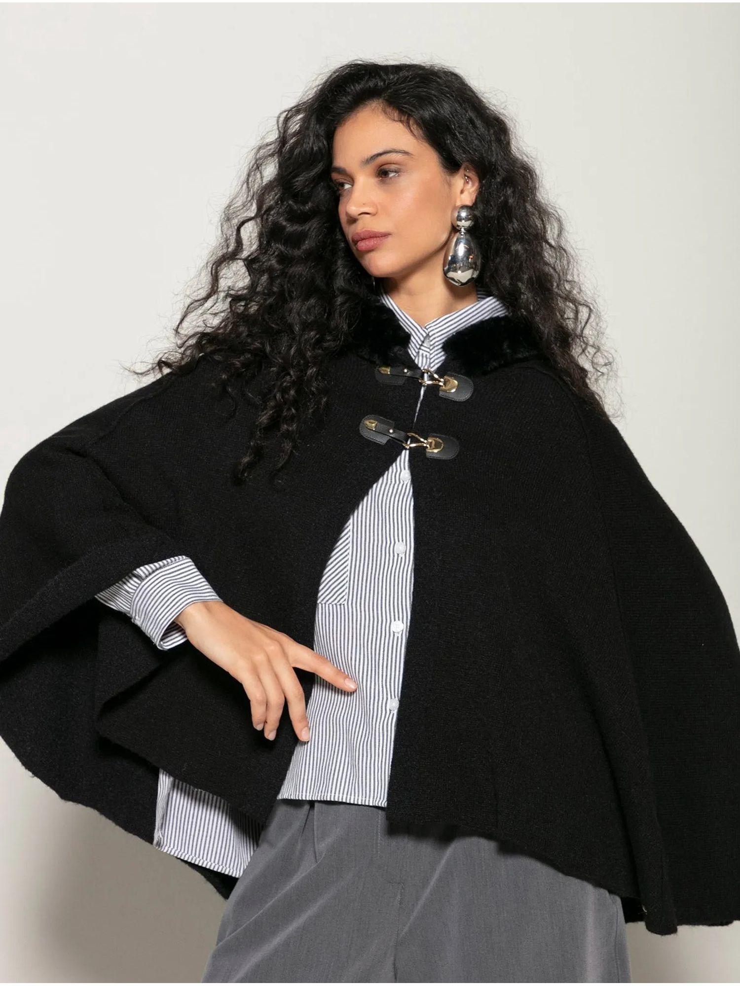 Capa Biamar Com Fechamento E Capuz Com Pele Fake Preto 0901 