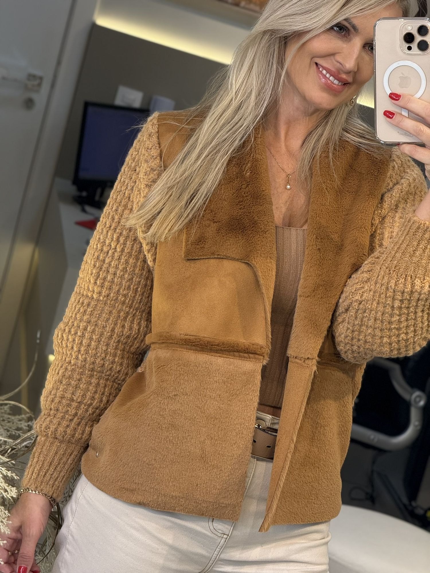 Casaco Biamar Com Recortes E Detalhes Em Suede e Tricô Camel 1706