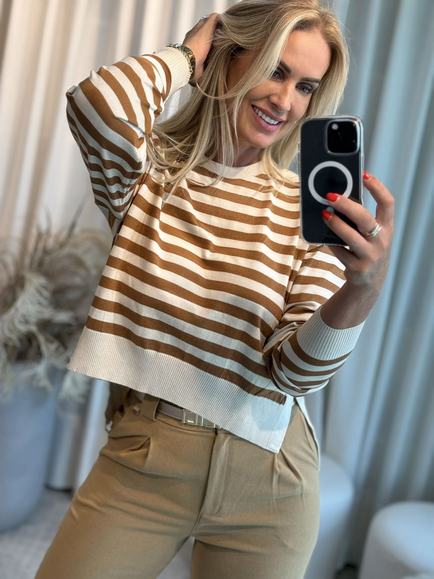 Blusa Biamar Mullet Listrada Off White Com Caramelo 1301