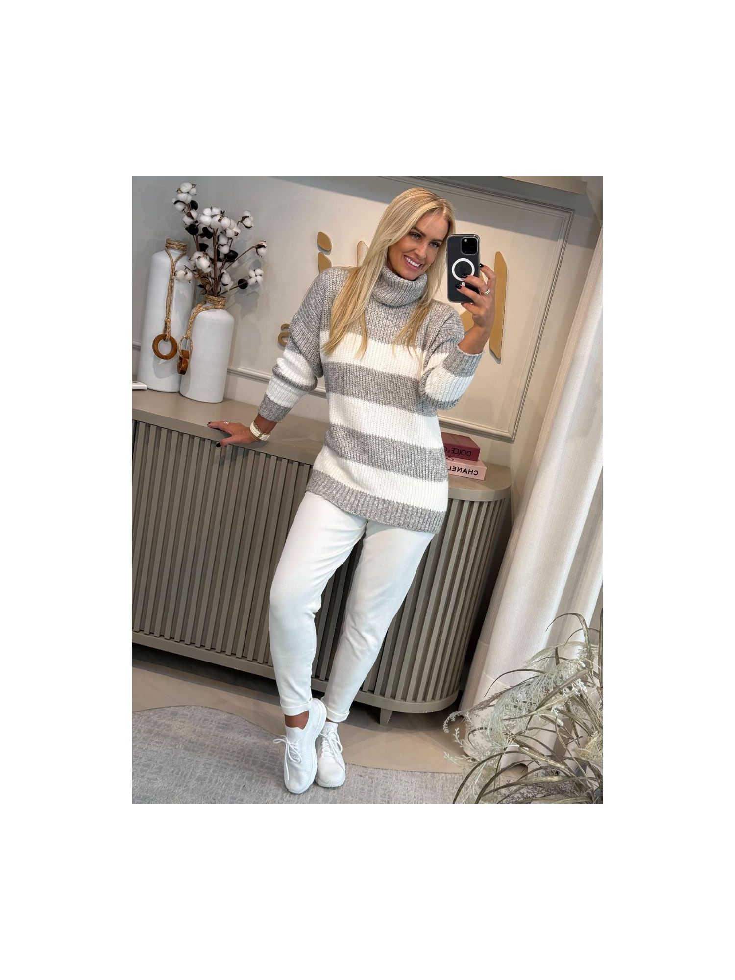 Blusa Alongada Com Gola Removível Em Listras Cinza e Off White 