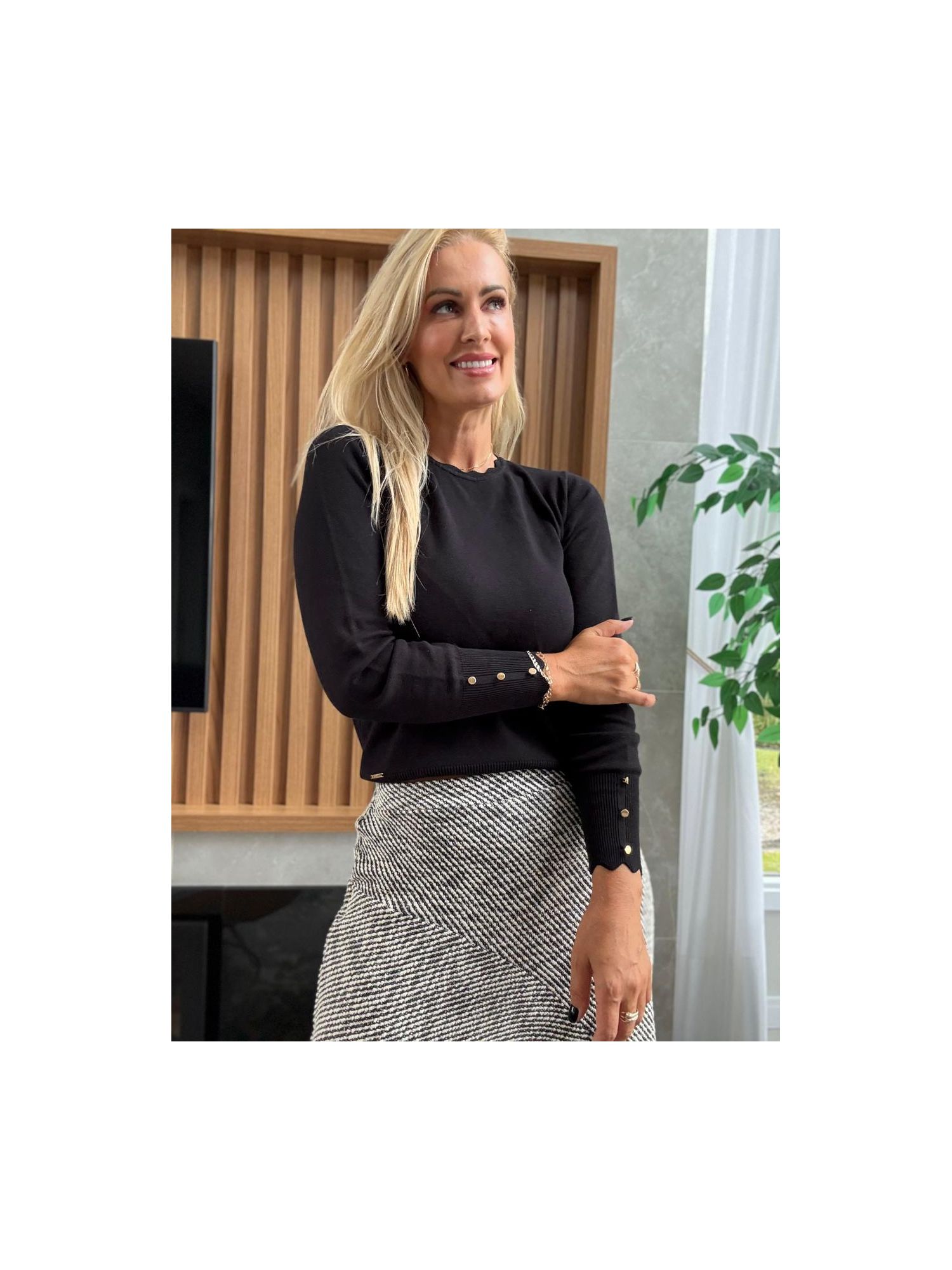 Blusa Básica Com Babados Na Gola Preto