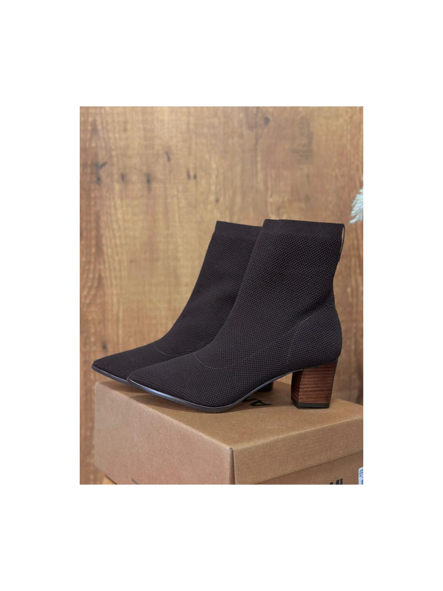 Bota De Tricô Com Bico Fino Marrom