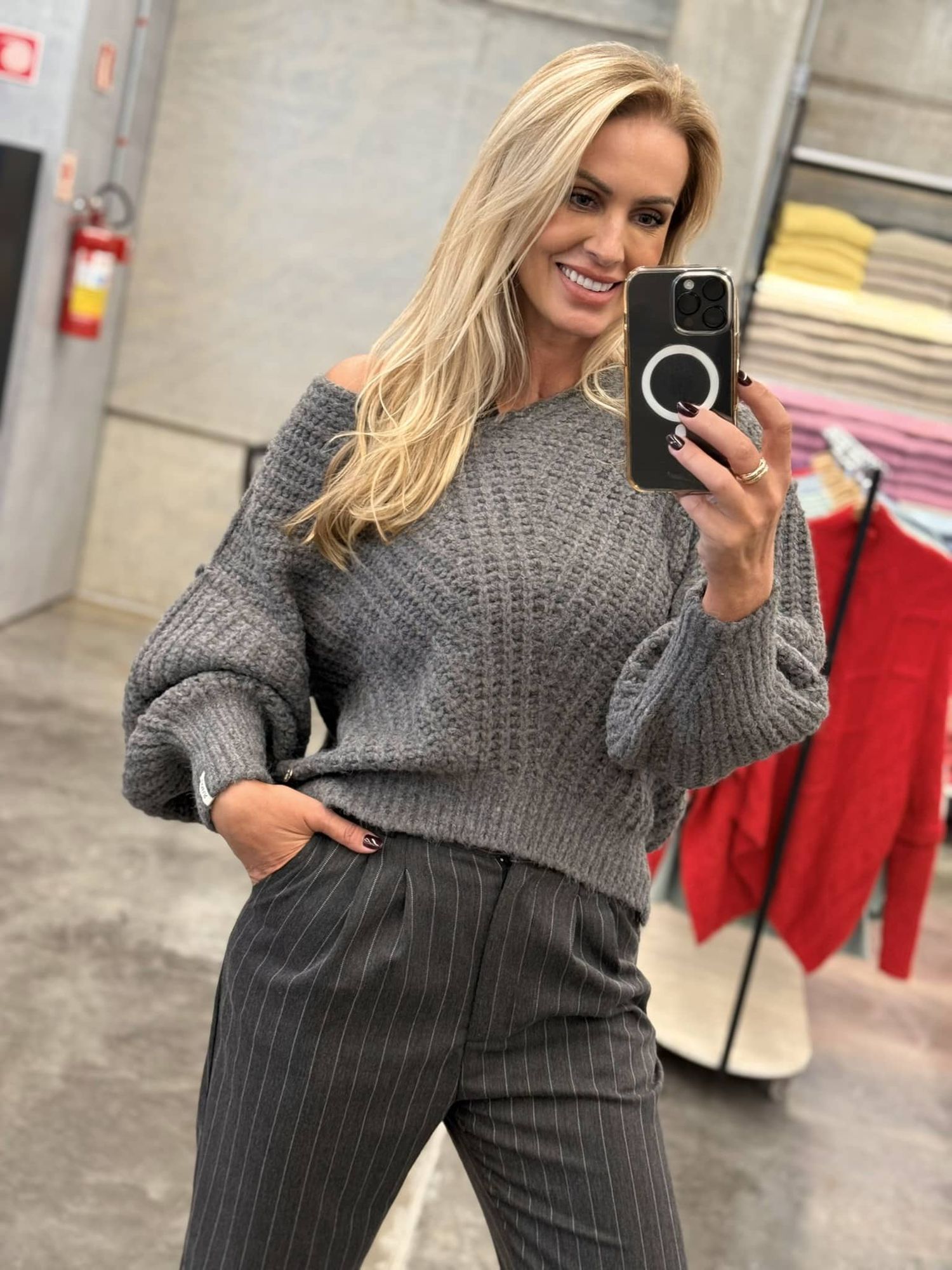 Blusa Biamar Com Gola V e Toque de Fio Pluma Cinza 02/05