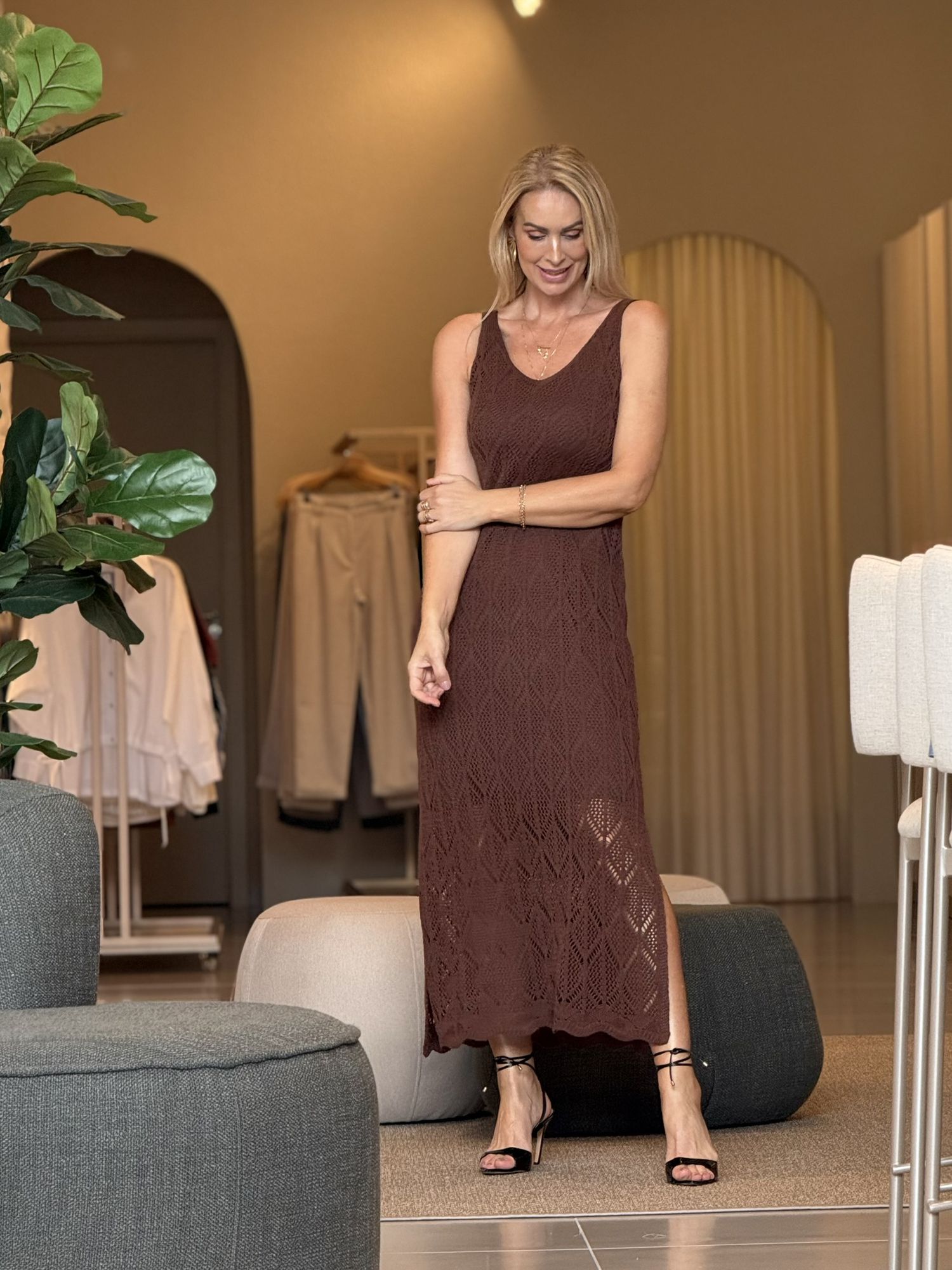 Vestido Le Bongã Tricô Longo Vazado Marrom 