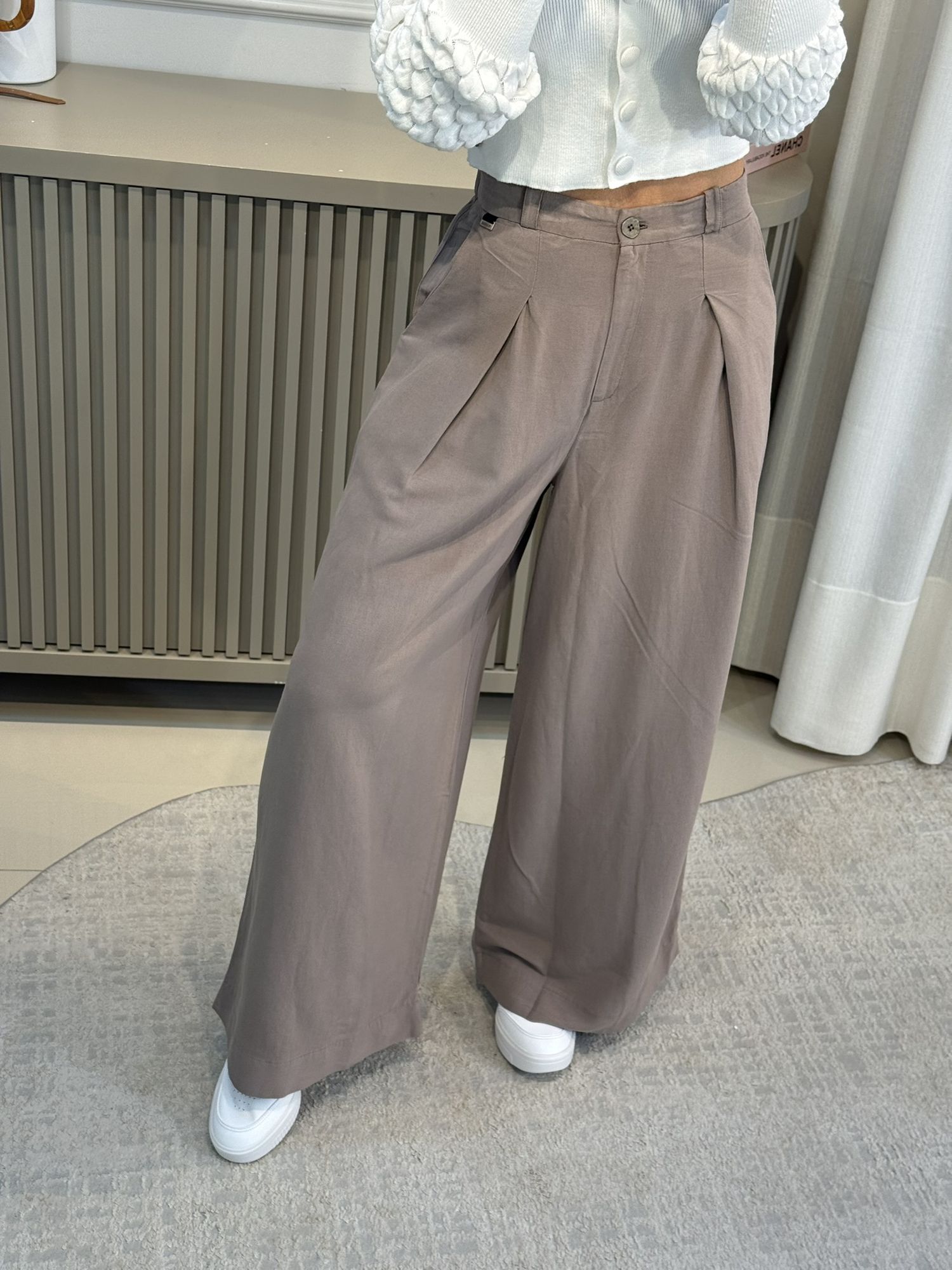 Calça Biamar Pantalona Com Pregas E Bolsos Faca Marrom 1707