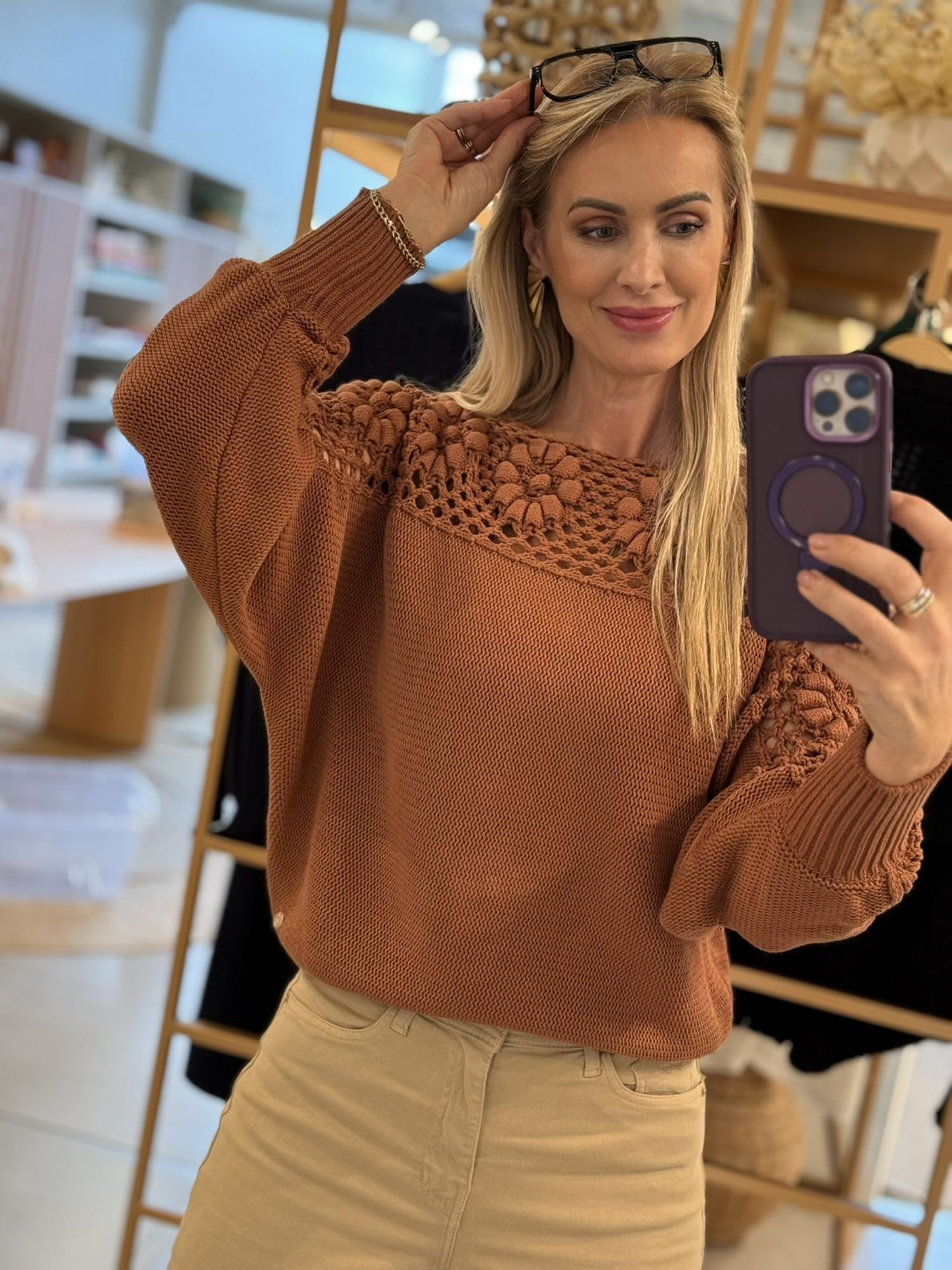 Blusa Biamar Em Ponto Margarida Com Detalhe Vazado Mocha Mousse 1009