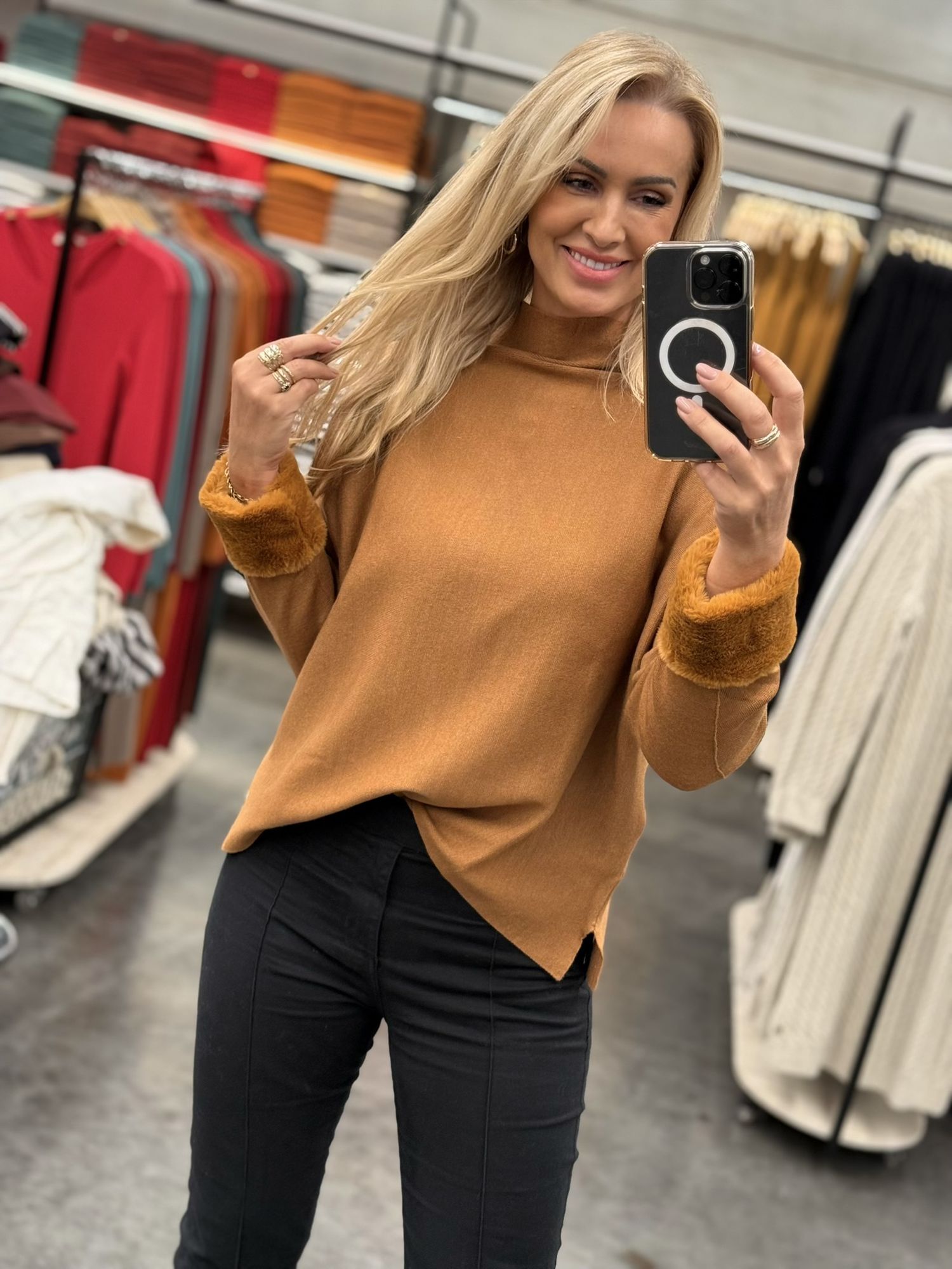 Blusa Biamar Alongada Com Pele Fake E Gola Média Caramelo 1905