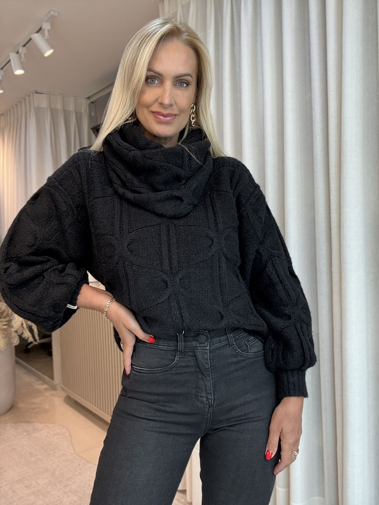 Blusa Biamar Com Gola Removível Preto