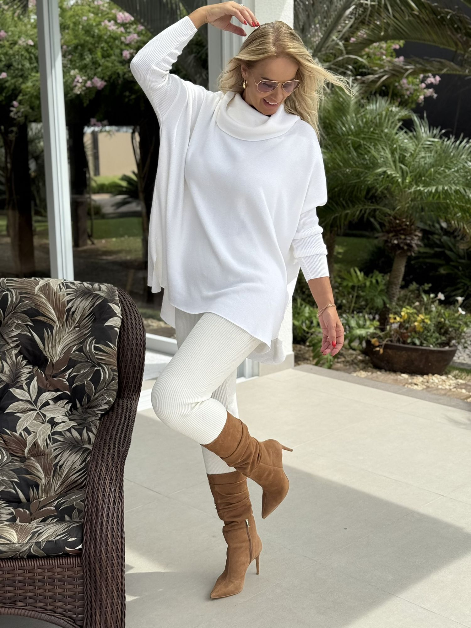 Blusa Biamar Ampla Com Gola Boba Off White 