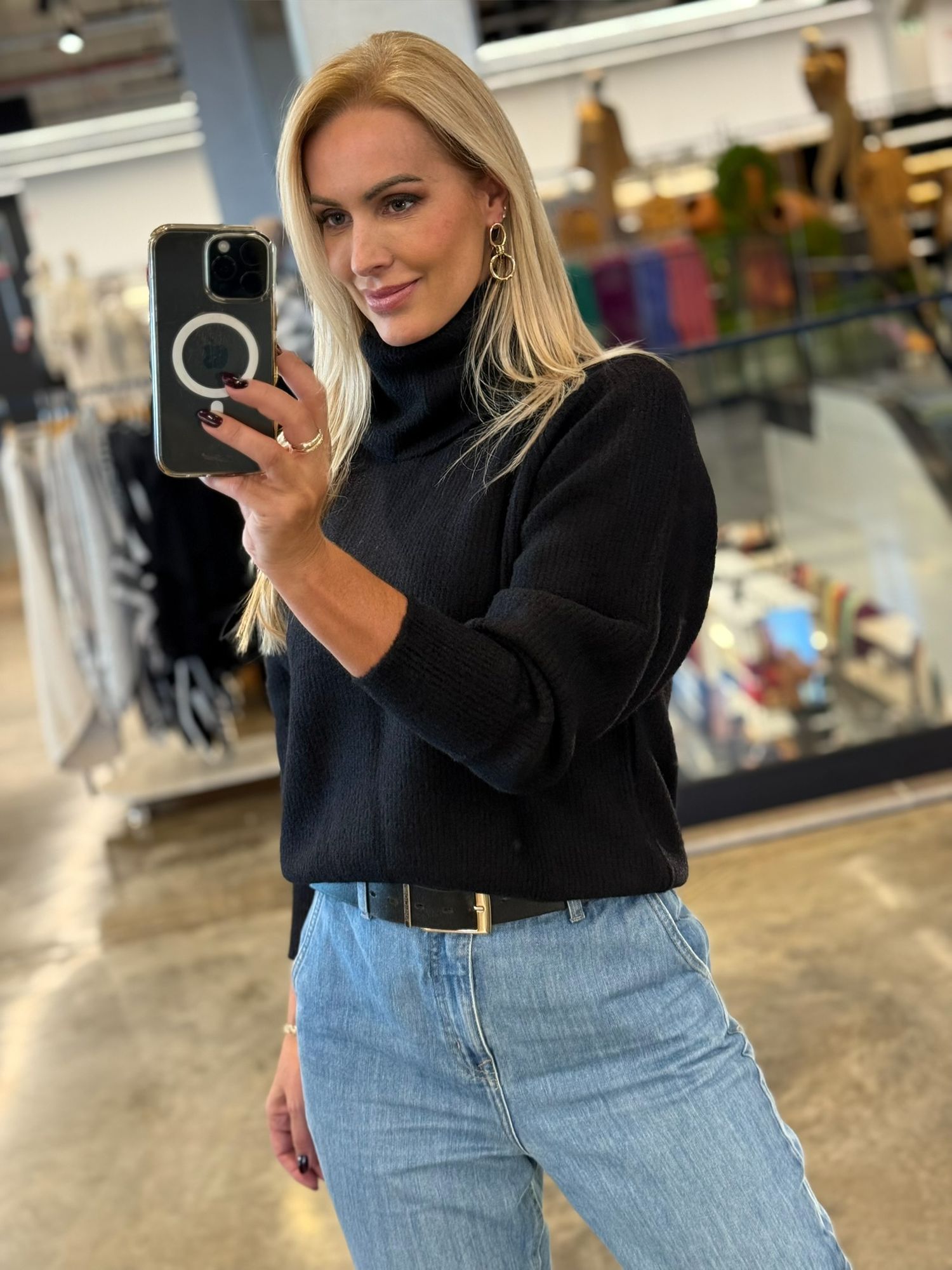 Blusa Biamar em Fio Pluma com Gola Boba Preto