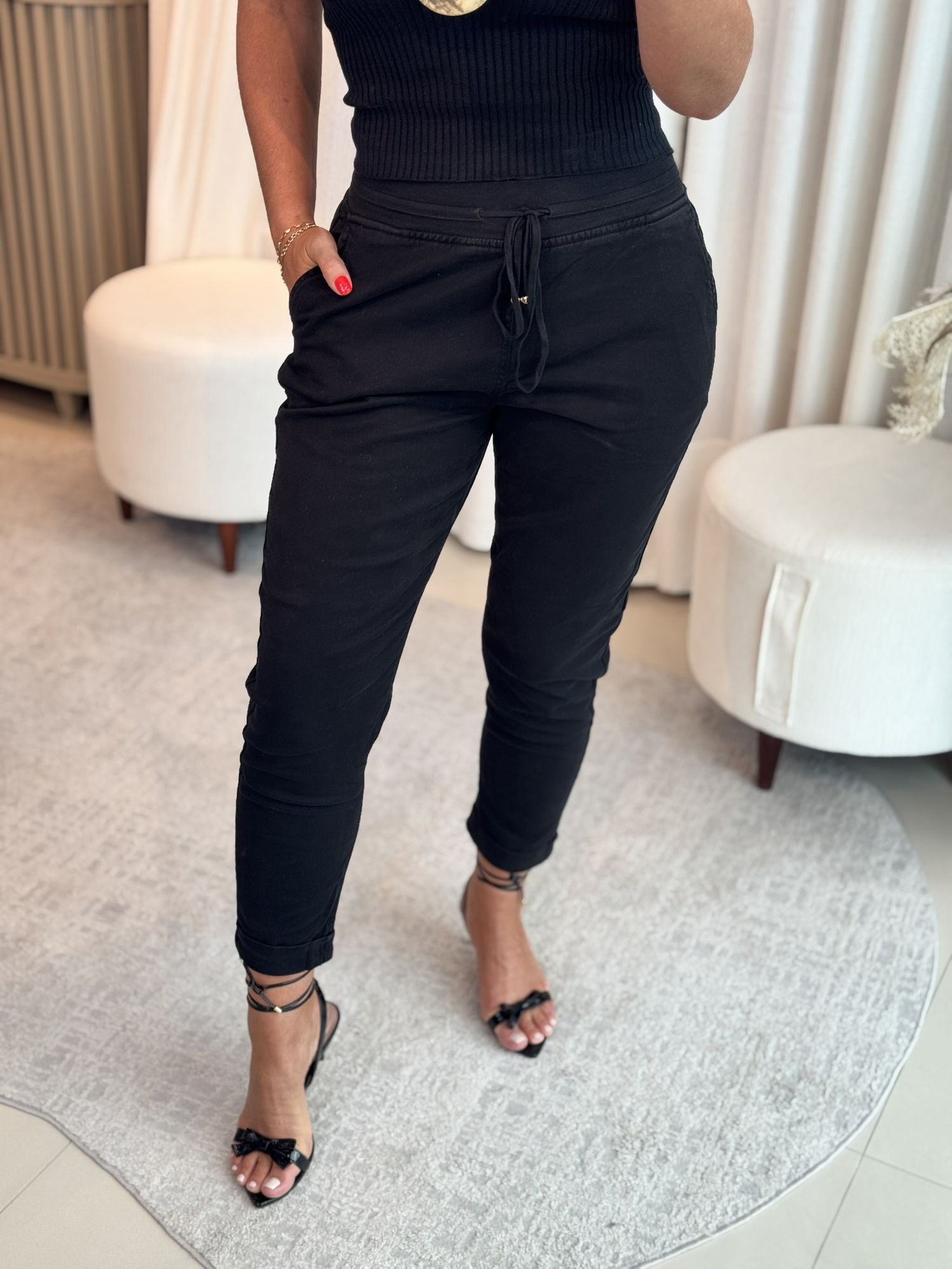 Calça De Sarja Com Cordão Preto