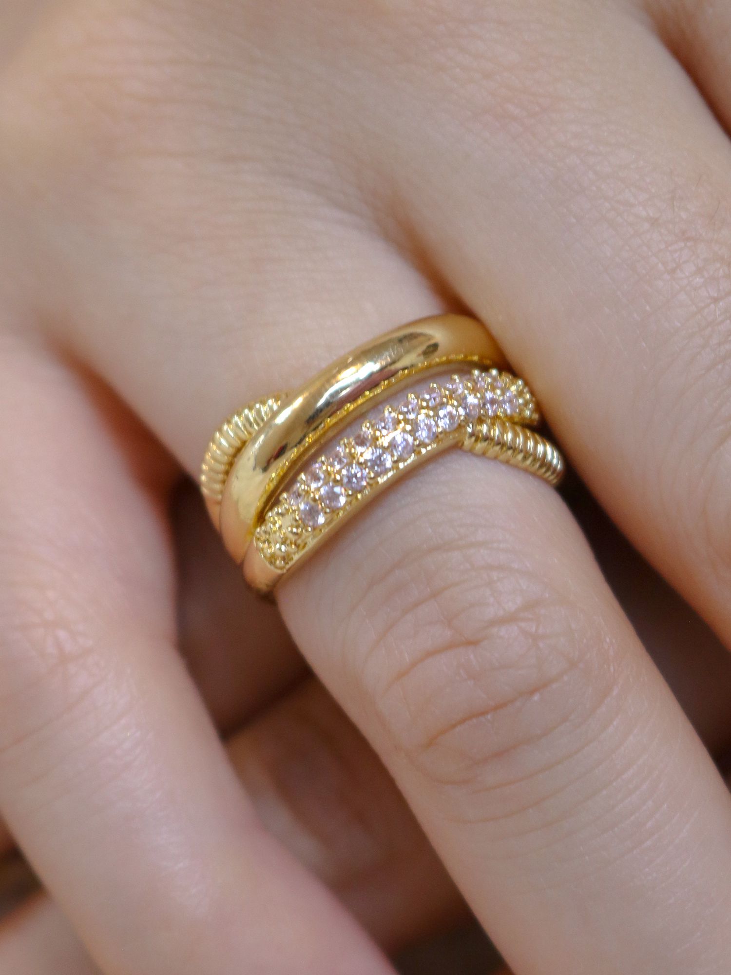 Anel ondas cravejado dourado - MISS MODA BIJU