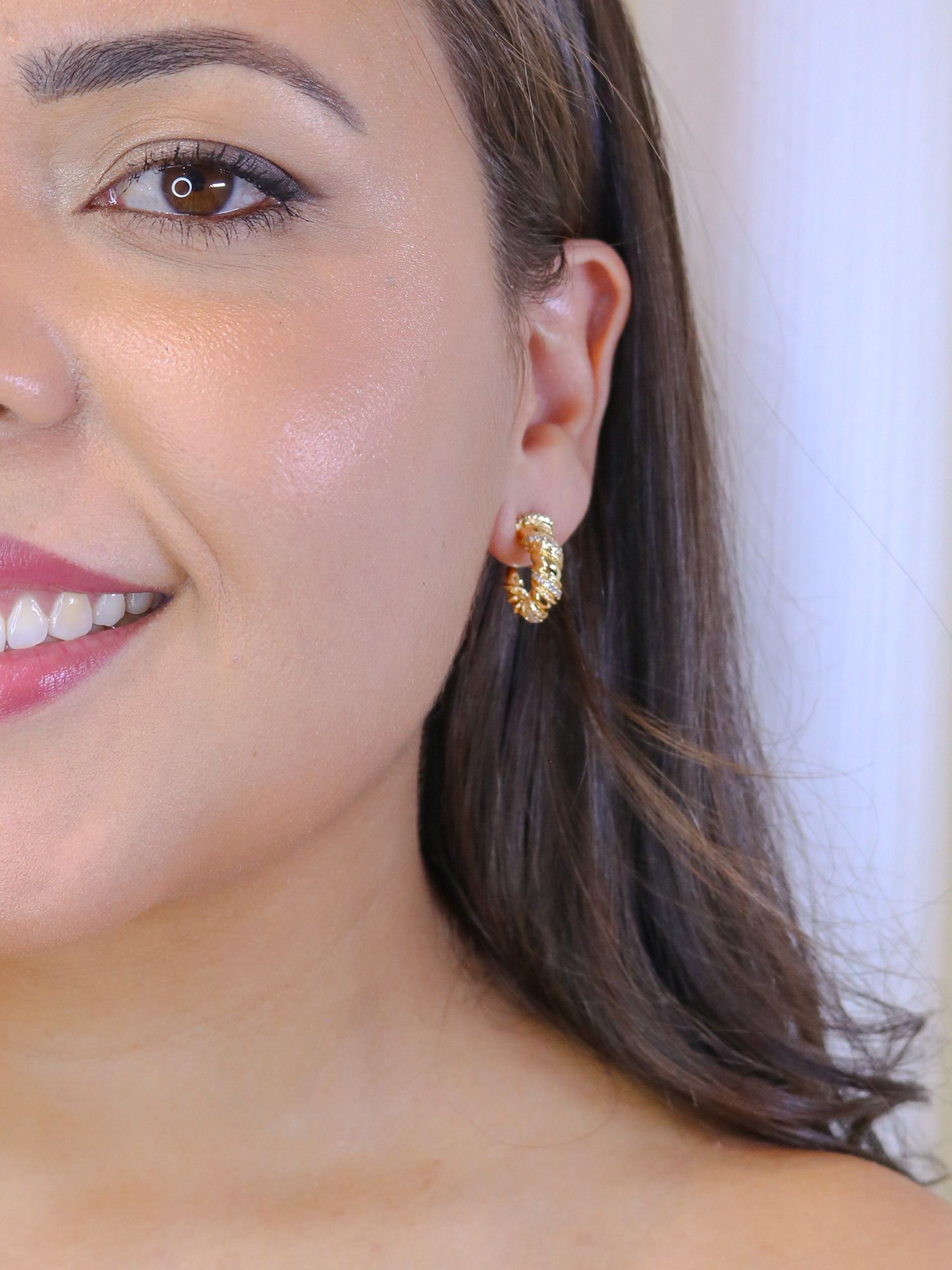 Argola torcida cravejada - MISS MODA BIJU