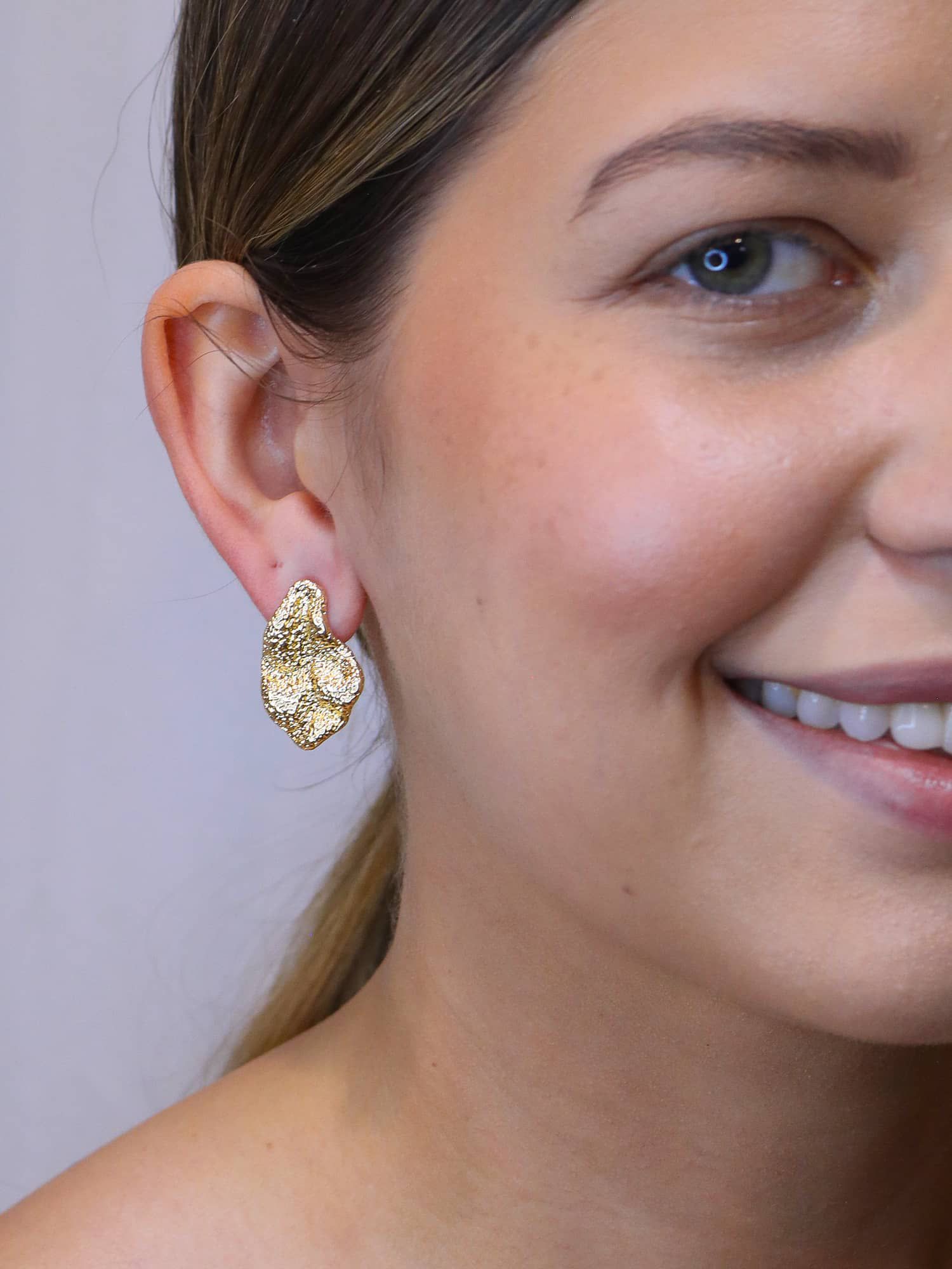 Brinco folha texturizado - MISS MODA BIJU