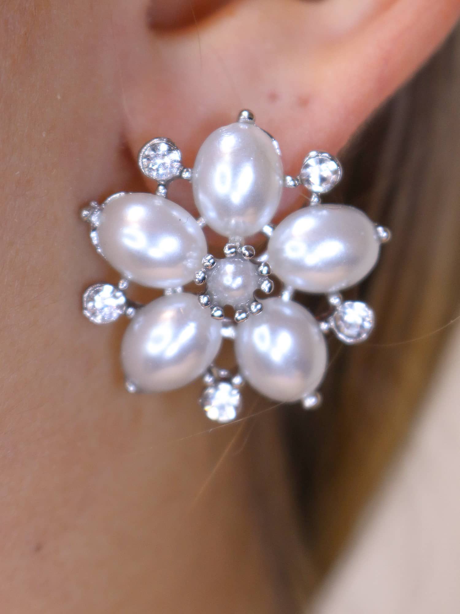 Brinco flor de pérolas - MISS MODA BIJU