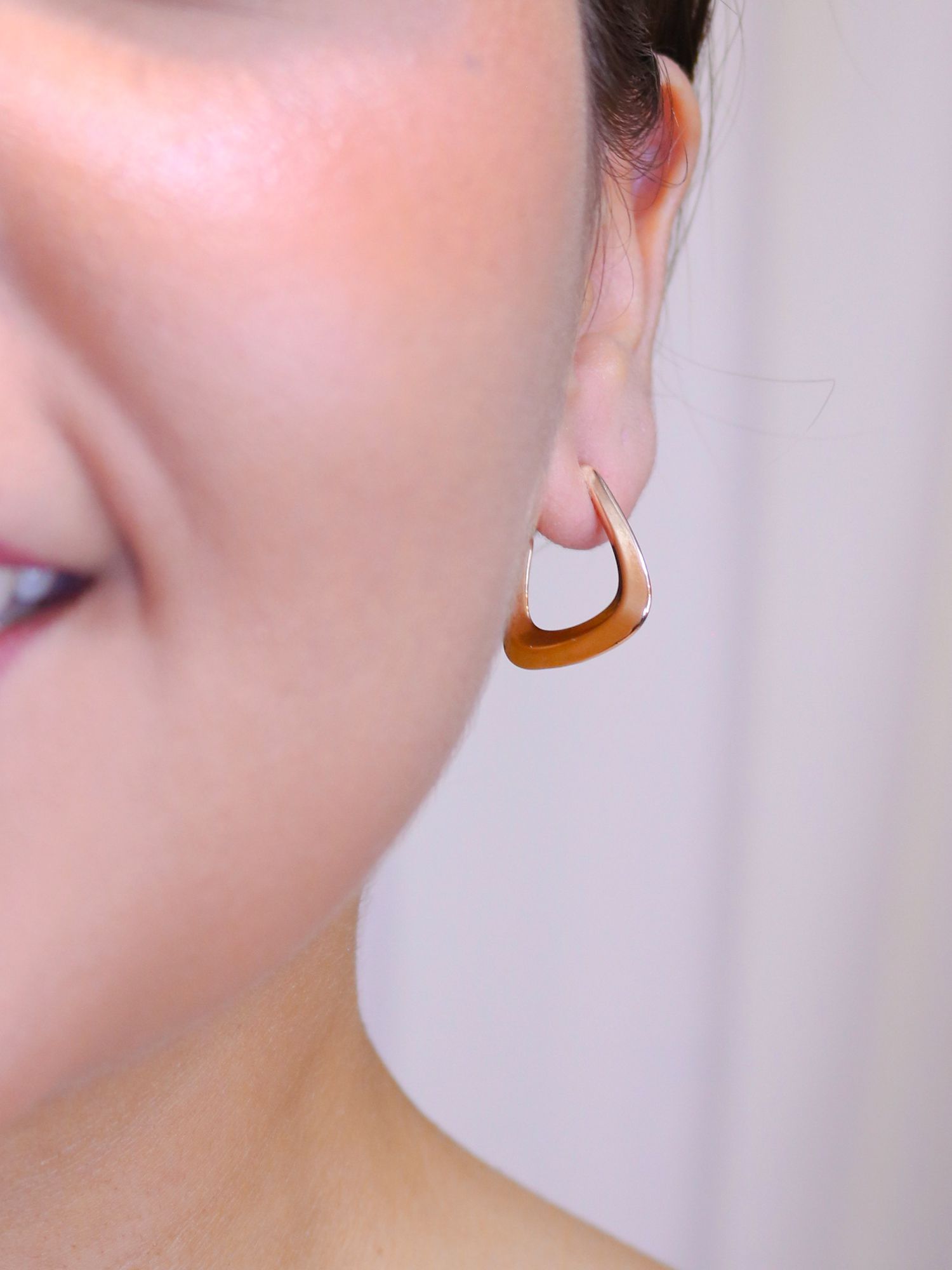 Argola fina triangular - MISS MODA BIJU