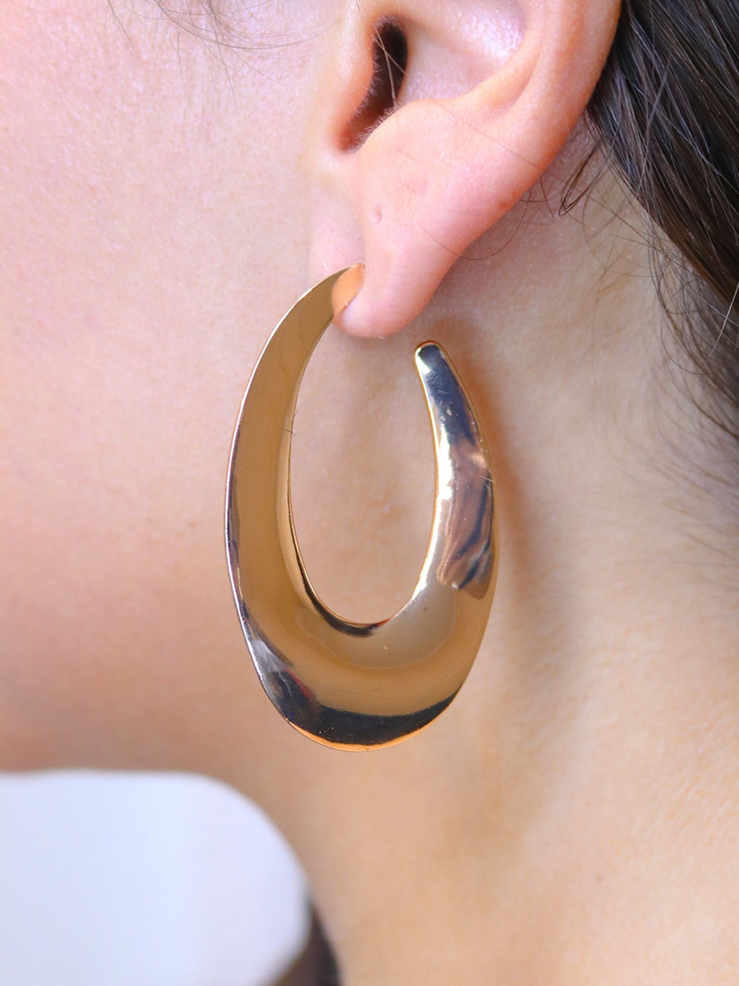 Argola oval ondulada - MISS MODA BIJU