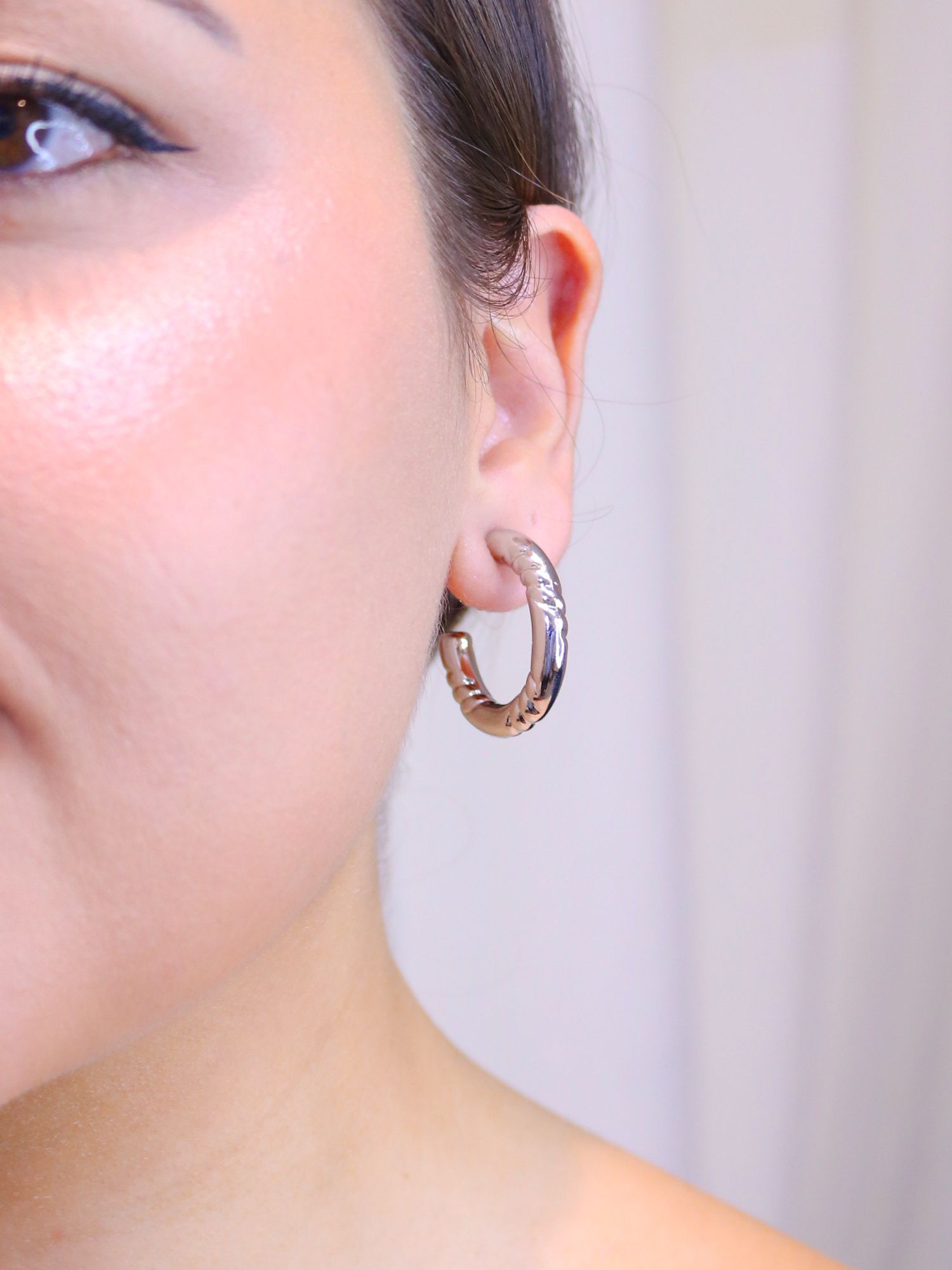 Argola grossa com detalhes - MISS MODA BIJU