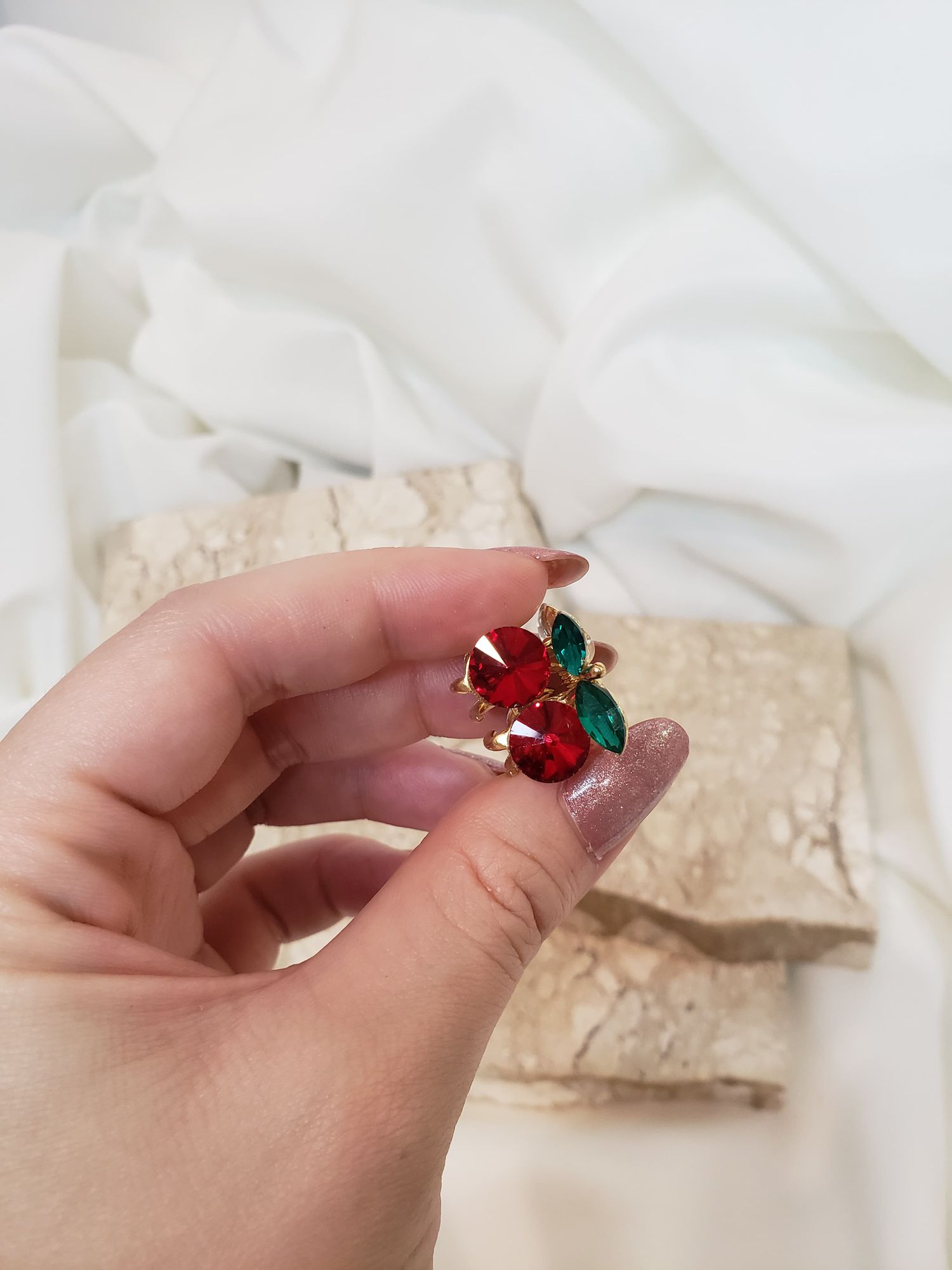 Presilha P cereja strass - MISS MODA BIJU