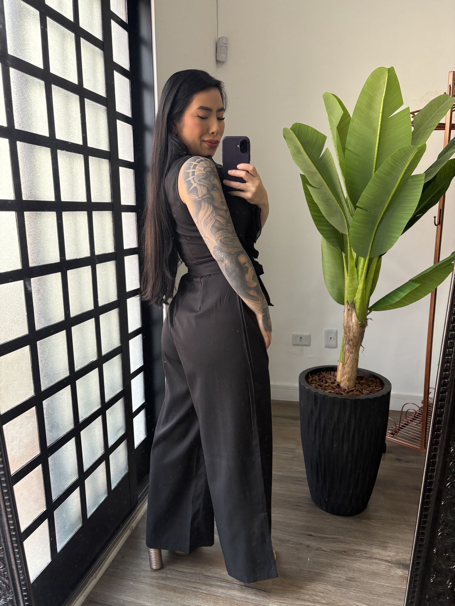 Macacão Pantalona com Babado Ella 22056 - Preto 
