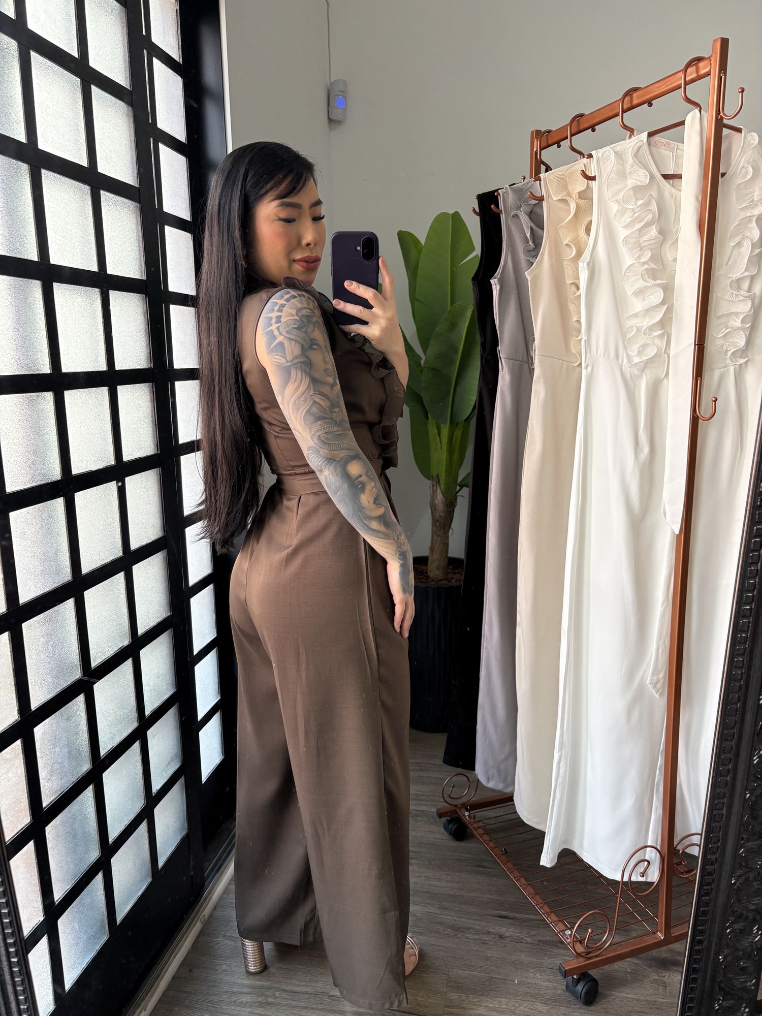 Macacão Pantalona com Babado Ella 22056 - Marrom 
