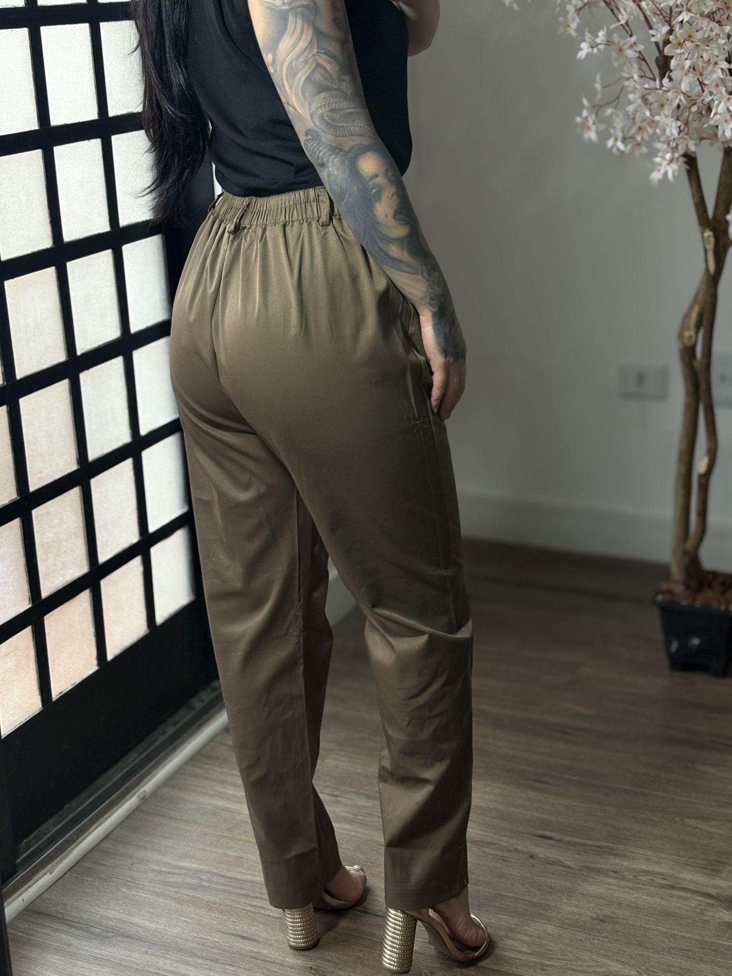 Calça Acetinada Plus Size Alana 1183 - Marrom C065