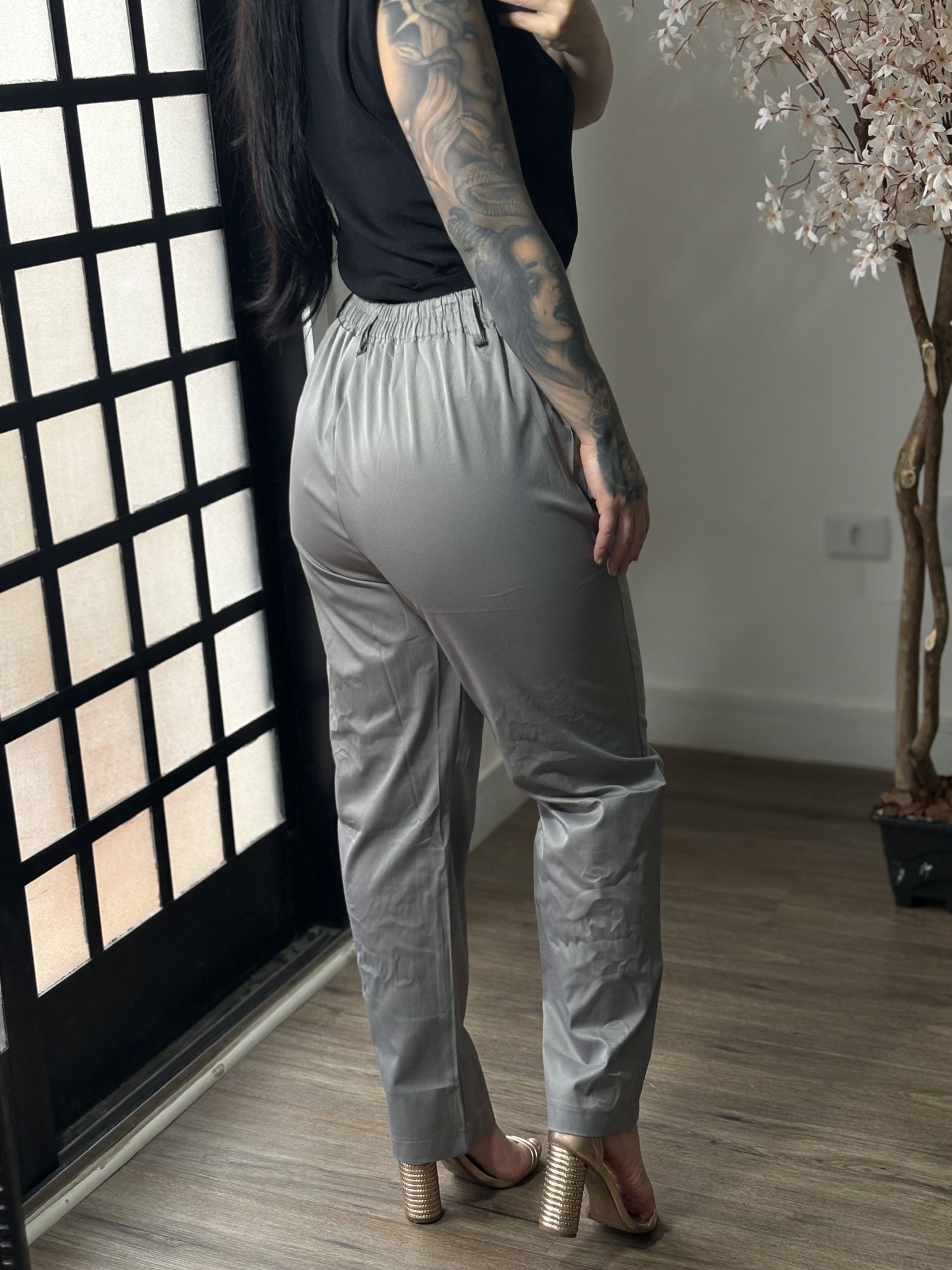 Calça Acetinada Plus Size Alana 1183 - Cinza C065