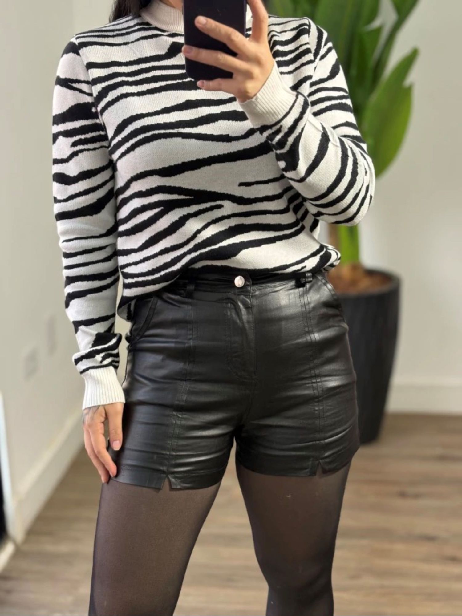 Shorts resinado com cinto Michele 139- Preto