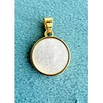 Pingente São Bento em Madrepérola com Banho Premium