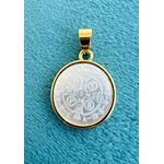 Pingente São Bento em Madrepérola com Banho Premium