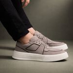 Sneaker Mascullino Couro Cinza com Recortes Preto