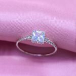 Anel Solitario em Prata925 Torcido com Zirconia Grande Quadrada e 2 Pequenas