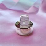 Aliança compromisso 10 mm com uma pedra na femenina 