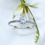 Anel Solitario em Prata 925 com pedra de zirconia grande e mini zirconia cravejadas 