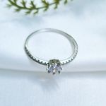 Anel Solitario em Prata 925 com pedra de zirconia grande e mini zirconia cravejadas 
