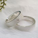 Aliança De Namoro Prata Anatômica com 2 canaletas e pedra zirconia 6mm Toda Diamantada