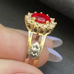 Anel de formatura em ouro 18k com 3.3 gramas com 13 pedras de zircônia com uma pedra oval rubi sintético com dois símbolos em ouro branco 