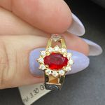 Anel de formatura em ouro 18k com 3.3 gramas com 13 pedras de zircônia com uma pedra oval rubi sintético com dois símbolos em ouro branco 