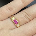 Anel de formatura em ouro 18k com 3.5 gramas com duas zircônia uma pedra quadrada rubi sintético com dois símbolos em ouro branco 
