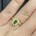 Anel de formatura em ouro 18 k com com 3.4 gramas com 10 pedras de zircônia com uma pedra oval esmeralda sintética com dois símbolos em ouro branco 