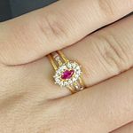 Anel de formatura em ouro 18k com 3.6 gramas com 15 pedras de zircônia com uma navete em rubi sintética com dois símbolos em ouro branco 