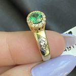 Anel de formatura em ouro 18k com 3.1 gramas com 15 pedras em zircônia com uma pedra redonda esmeralda sintética com dois símbolos em ouro branco 