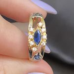 Anel de formatura em ouro 18 k com 3.1 gramas com oito pedras de zircônia com uma navete em safira sintética com dois símbolos em ouro branco 