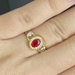 Anel de formatura em ouro 18k com 3.6 gramas com 18 pedra de zircônia com uma pedra oval rubi sintética com dois símbolos em ouro branco 