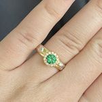 Anel de formatura em ouro 18k com 3.1 gramas com 15 pedras em zircônia com uma pedra redonda esmeralda sintética com dois símbolos em ouro branco 