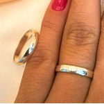 Aliança Em Prata - Modelo Acquá 4 mm com 1 Canaleta no Meio 1 Pedra na Feminina