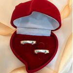 Aliança Em Prata - Modelo Acquá 4 mm com 1 Canaleta no Meio 1 Pedra na Feminina